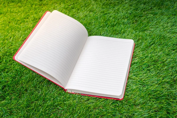 Caderno na grama verde primavera — Fotografia de Stock