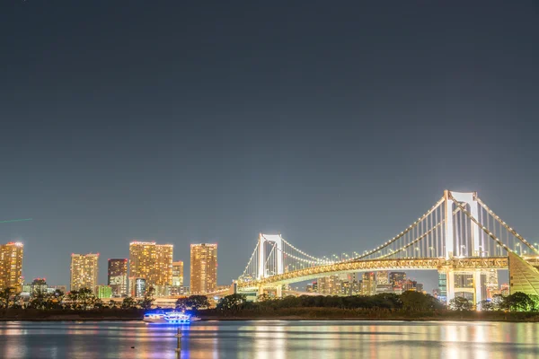 Skyline di Tokyo con ponte arcobaleno di Tokyo — Foto Stock