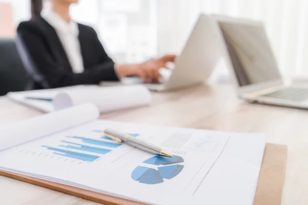 Business people using laptop  and Financial charts  at meeting o — Stock Photo, Image