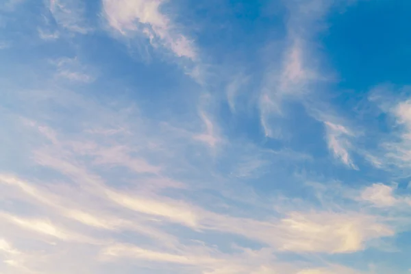 เมฆในท้องฟ้าสีฟ้า — ภาพถ่ายสต็อก