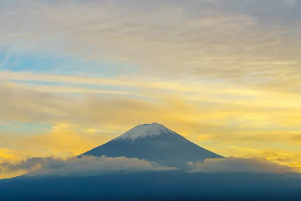 Belo pôr do sol e montanhas — Fotografia de Stock