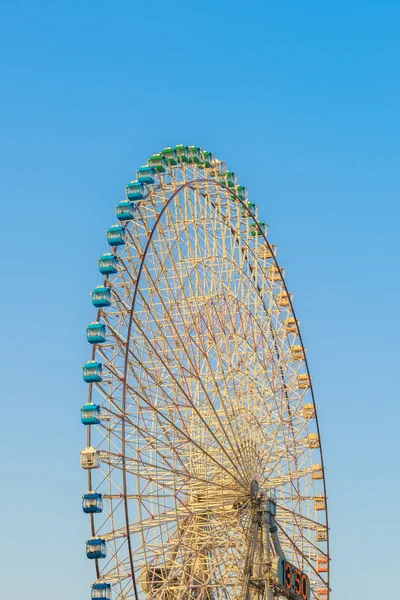 Ruota panoramica con cielo blu — Foto Stock