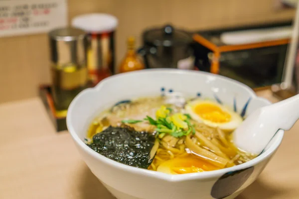 Macarrão ramen japonês na mesa — Fotografia de Stock