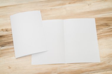 Bifold beyaz şablon Kağıt ahşap doku üzerinde