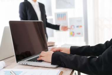 Dizüstü bilgisayarlar kullanarak iş adamları