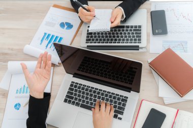 Dizüstü bilgisayarlar kullanarak iş adamları