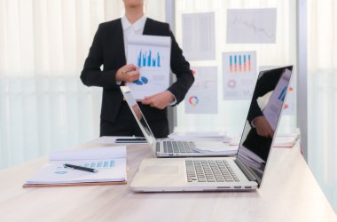 Dizüstü bilgisayar ve mali grafikleri toplantı o kullanarak iş adamları