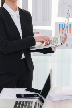 Dizüstü bilgisayar ve mali grafikleri toplantı o kullanarak iş adamları