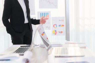 Dizüstü bilgisayar ve mali grafikleri toplantı o kullanarak iş adamları