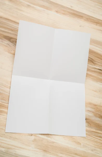 Papel modelo branco sobre textura de madeira — Fotografia de Stock