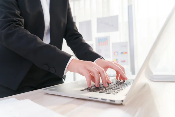 Business woman typing — Stock Photo, Image