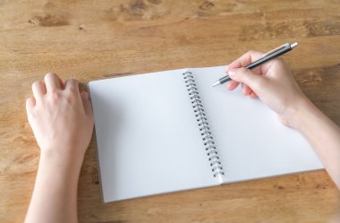 Ahşap arka plan üzerinde boş Kataloğu