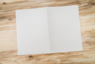 Bifold beyaz şablon Kağıt ahşap doku üzerinde