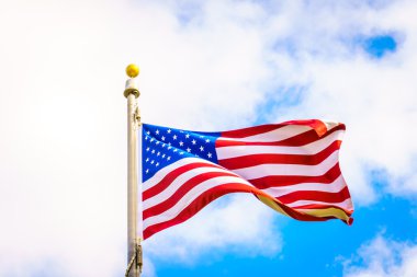 Mavi gökyüzünde Amerikan bayrağı