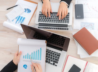 Dizüstü bilgisayarlar kullanarak iş adamları