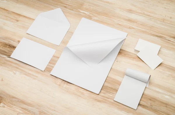 Envelopes em branco, cartão de nome e papel de modelo branco em ba de madeira — Fotografia de Stock