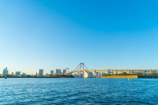 Skyline di Tokyo con ponte arcobaleno di Tokyo — Foto Stock