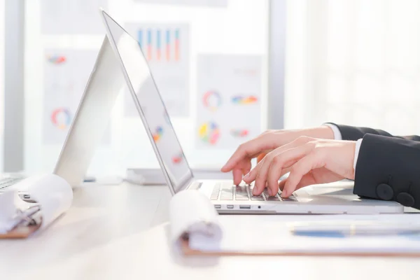 Mujer de negocios escribiendo —  Fotos de Stock