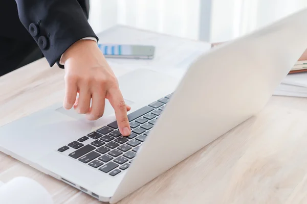 Mujer de negocios escribiendo —  Fotos de Stock