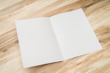 Bifold beyaz şablon Kağıt ahşap doku üzerinde