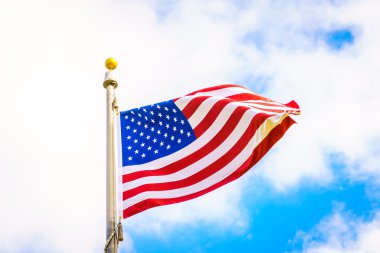 Mavi gökyüzünde Amerikan bayrağı