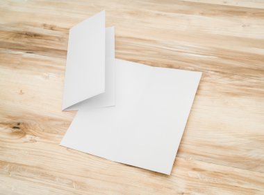 Bifold beyaz şablon Kağıt ahşap doku üzerinde