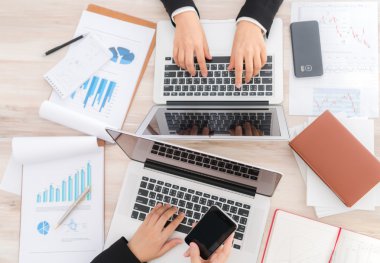 Dizüstü bilgisayarlar kullanarak iş adamları