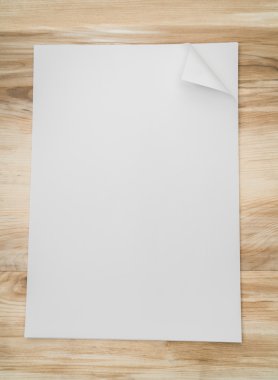 Gerçek kağıt köşe kat ahşap arka plan üzerinde