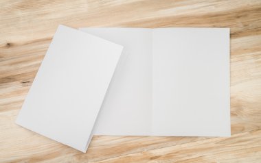 Bifold beyaz şablon Kağıt ahşap doku üzerinde