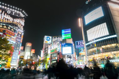 Tokyo, Japonya - Kasım 25: Yayalar Shibuya Crossing üzerinde çapraz 