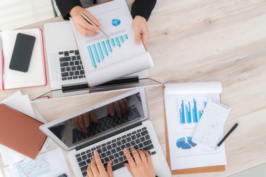 Dizüstü bilgisayarlar kullanarak iş adamları