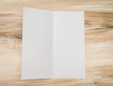 Bifold beyaz şablon Kağıt ahşap doku üzerinde
