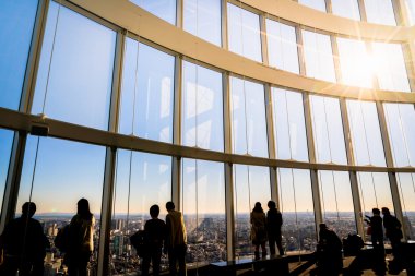 Gözlem windows yakınındaki insanlar Silhouettes  
