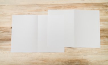 Bifold beyaz şablon Kağıt ahşap doku üzerinde