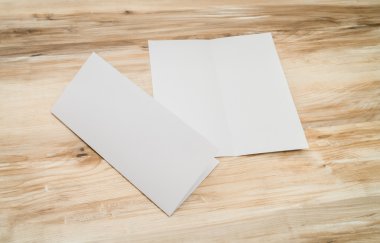 Bifold beyaz şablon Kağıt ahşap doku üzerinde