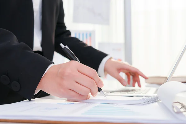 Business people using a pencil noting over laptop — Stock Photo, Image