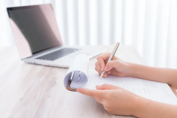 Hand met pen boven toepassing voor — Stockfoto