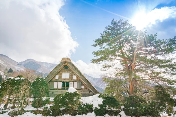 Haus im Winter in den Bergen — Stockfoto