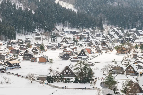 Hermoso pueblo en las montañas de invierno — Foto de Stock