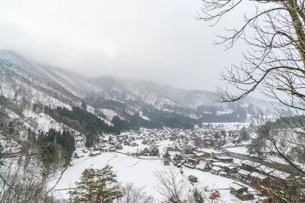 美丽的村庄，在冬天山 — 图库照片