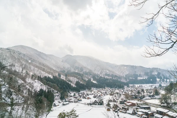 Деревня в зимних горах — стоковое фото