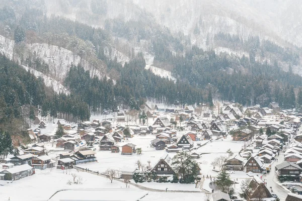Schönes Dorf in den winterlichen Bergen — Stockfoto