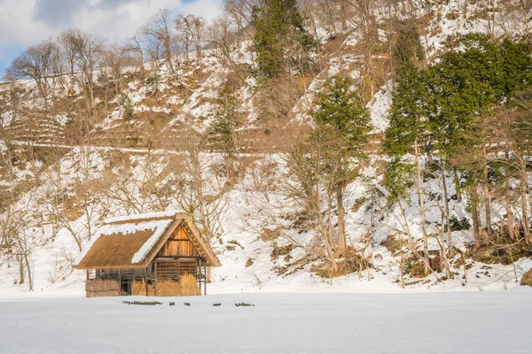 Casa en las montañas de invierno —  Fotos de Stock