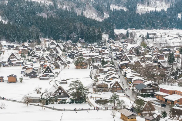 Beau village dans les montagnes d'hiver — Photo