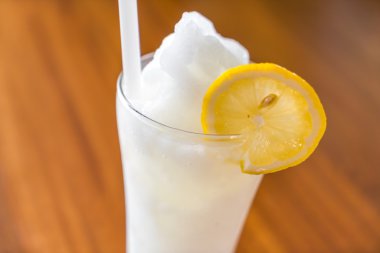 Ahşap masa taze limonata