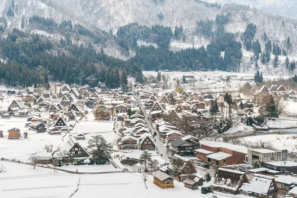 Beau village dans les montagnes d'hiver — Photo