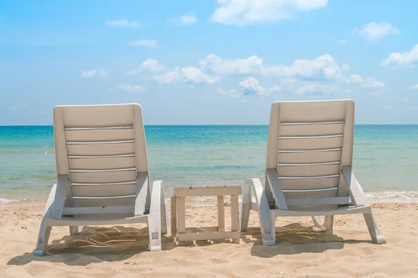 Пляжные стулья на тропическом белом песке — стоковое фото