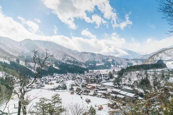 Beau village dans les montagnes d'hiver — Photo