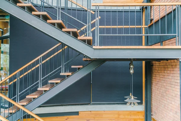 Escaleras interiores de madera, imágenes de alta definición —  Fotos de Stock