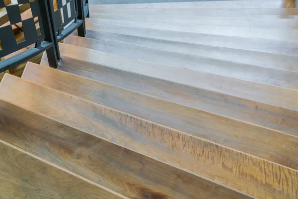 Escaleras interiores de madera, imágenes de alta definición — Foto de Stock